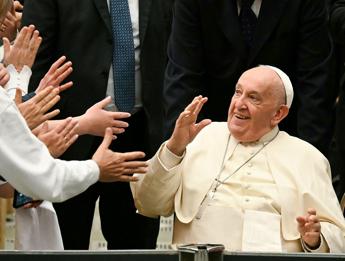 Papa incontra nonni e nipoti in Vaticano, ci sono anche Lino Banfi e Al Bano