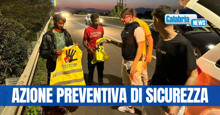 Consegnate pettorine catarifrangenti ai ragazzi migranti che percorrono la SS106 nelle ore notturne*