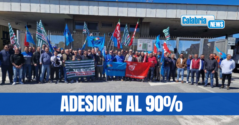 Sciopero portuali a Gioia Tauro, sit in delegazione lavoratori davanti al gate dello scalo