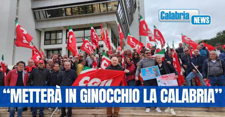 Autonomia differenziata, sit-in della Cgil davanti al Consiglio regionale