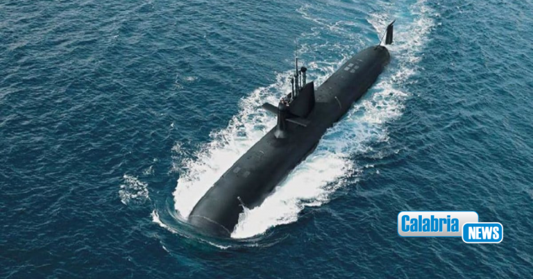 Sommergibile nelle acque dello Jonio calabrese: esercitazioni militari in corso fino a lunedì 29 Aprile
