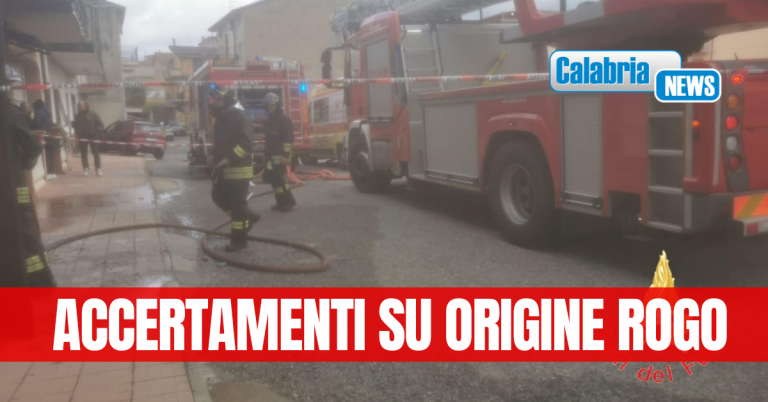 FOTO-Magazzino a fuoco nel Cosentino: due persone salvate da abitazione posta al piano superiore