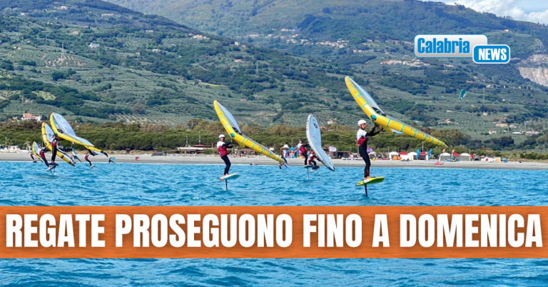 Gizzeria, all’Hang Loose Beach seconda giornata di gare per il Trofeo Coppa Italia di Wingfoil