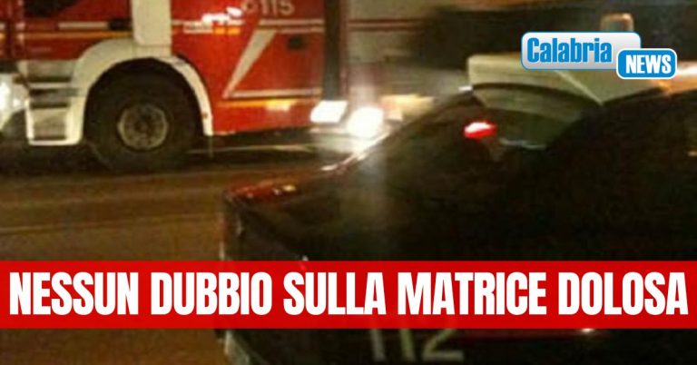 Mirto Crosia: auto in fiamme nella notte