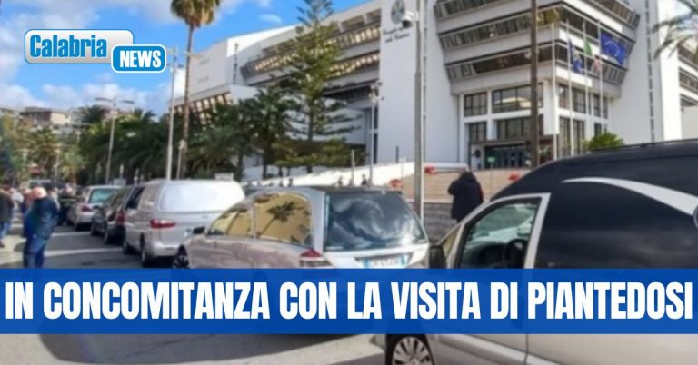 Reggio Calabria: protesta con carri funebri sotto al Consiglio regionale della Calabria