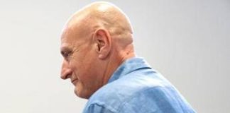 A Chico Forti permesso per lavorare: insegna windsurf ai disabili e inglese agli anziani