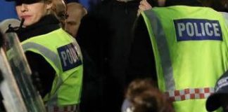 Attacco con coltello in treno, diversi feriti e due arresti nel Regno Unito