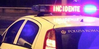 Roma, scontro fra due auto in via Tuscolana: 2 morti e due bimbi estratti da lamiere