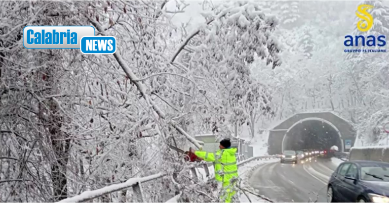 VIDEO-Proseguono interventi Anas per fronteggiare nevicate su strade statali e Autostrada A2