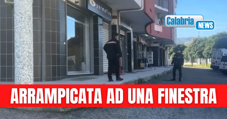 Corigliano Rossano, bimba di 4 anni cade dal secondo piano di un palazzo: illesa, solo qualche graffio