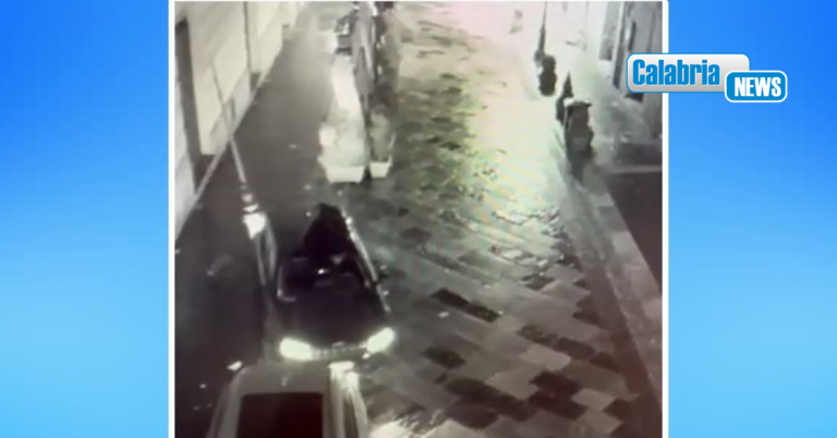 VIDEO-Catanzaro, abbatte con l’auto lampione dell’illuminazione e se ne va: identificato e sanzionato