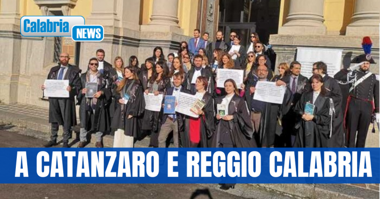 Protesta silenziosa dei magistrati in toga e Costituzione contro la riforma giudiziaria del governo