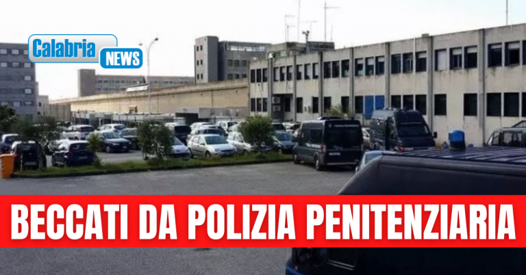 Catanzaro, cercano di lanciare nel carcere di Siano pallone con 11 cellulari: 2 arresti, uno è un 15enne