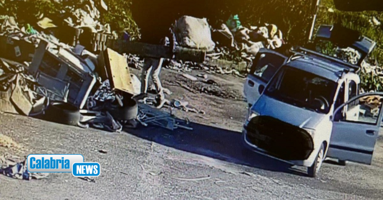Catanzaro, le fototrappole immortalano una discarica abusiva a Germaneto: ‘zozzoni’ pizzicati