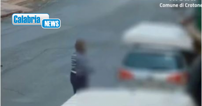 VIDEO-Crotone, abbandonano una rete ed un materasso in centro città: Identificati due zozzoni