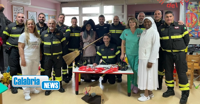 VIDEO-Lamezia, per i bimbi di pediatria dell’ospedale la Befana è arrivata con l’autoscala dei Vigilfuoco