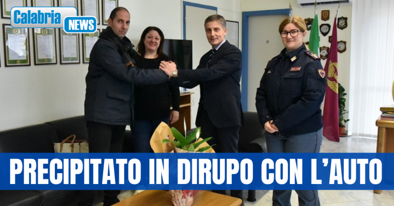 Lamezia, Gennaro Mendicino al Commissariato per ringraziare i poliziotti che lo hanno salvato