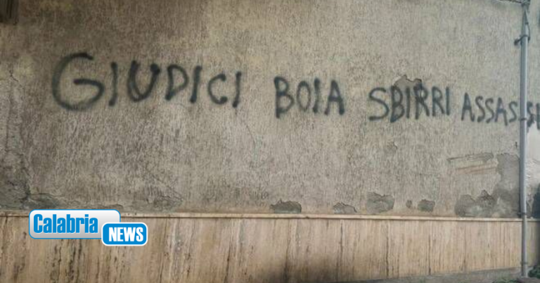 Lamezia, scritte ingiuriose contro magistrati e Forze dell’ordine: ‘Pericoloso e preoccupante risentimento’