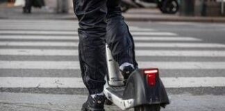 Milano, in due su monopattino contro auto: morto 19enne