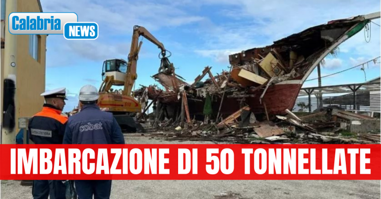 Demolito dopo 13 anni il caicco “Novella delle Eolie” abbandonato su demanio a Taureana di Palmi
