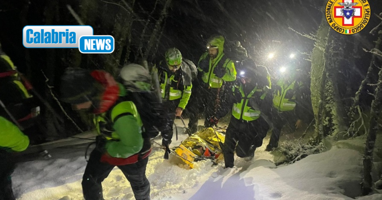 FOTO-Operazione congiunta di salvataggio per escursionista ferito nel mezzo di una bufera sul Pollino