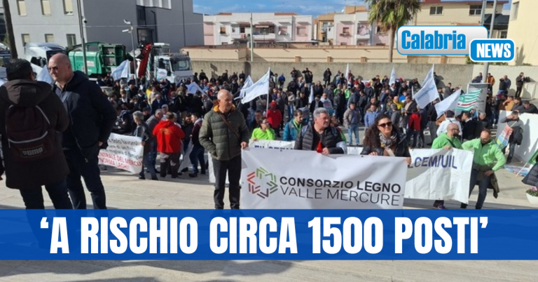 Reggio Calabria, al Consiglio regionale protesta dei lavoratori forestali del ‘Mercure’