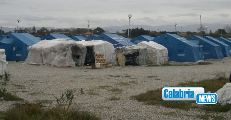 Peggiorano condizioni migranti tendopoli San Ferdinando: Associazioni chiedono incontro in Prefettura