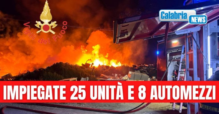 Incendio a discarica abusiva in prossimità di un campo rom nel Catanzarese – VIDEO