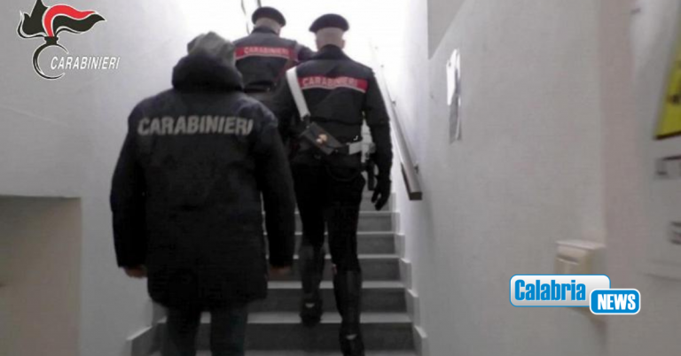 Aggredisce compagna anche con una bottiglia causandole lesioni e traumi: un arresto nel Crotonese