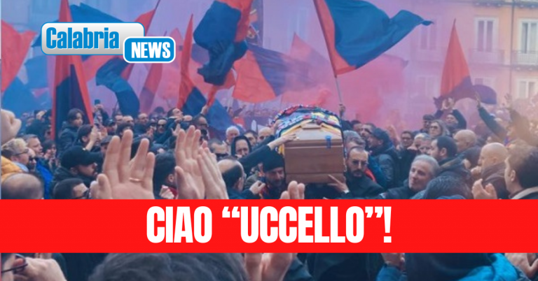 VIDEO-Cosenza, una folla commossa ha dato l’ultimo saluto all’ultras Salvatore Iaccino