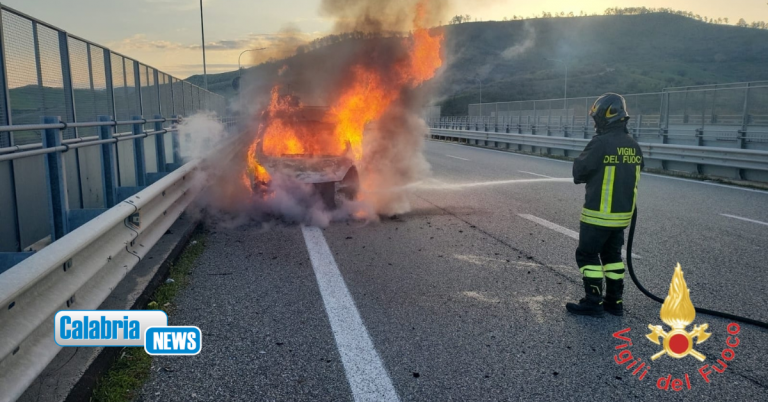 Catanzaro, a fuoco furgone in transito: intervento dei Vigili del fuoco, conducente si mette in salvo