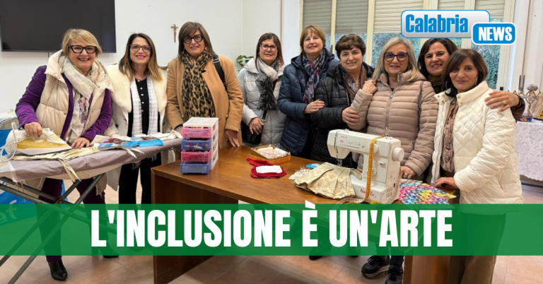 FOTO-Nel borgo arbëreshë di Caraffa inaugurato il laboratorio “Ago e filo” per le ‘Pigotte’ dell’UNICEF