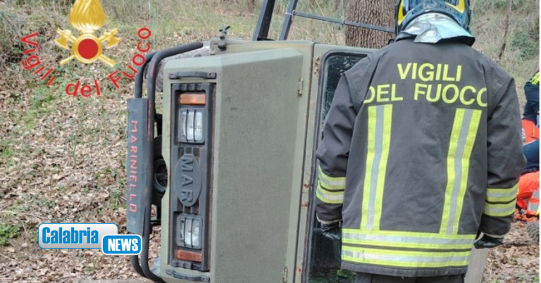 Cetraro, mezzo agricolo si ribalta: conducente ferito. Intervento dei Vigili del fuoco