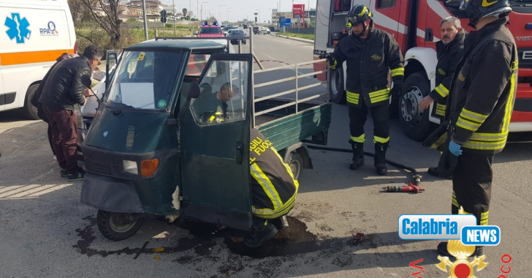 Catanzaro Lido, scontro auto-motocarro che si ribalta: ferito il conducente, bloccato nell’abitacolo