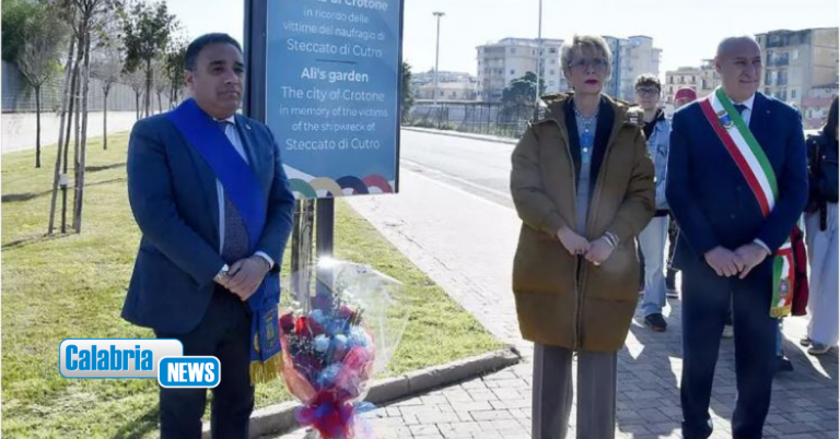 Due anni dalla strage di Cutro, Crotone non dimentica “un minuto di silenzio nel ‘Giardino di Alì'”
