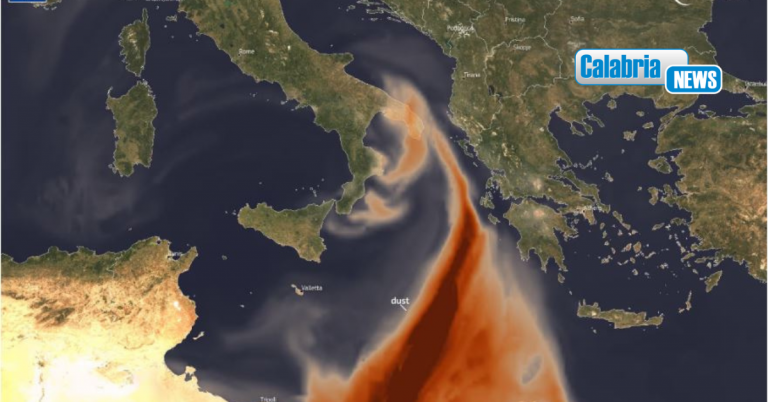 Una nube di polvere del Sahara verso il Sud Italia, la spettacolare immagine dal satellite