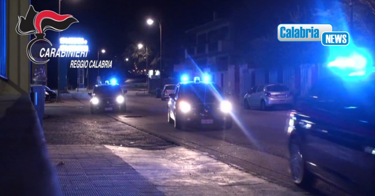 Reggio Calabria, bomba molotov contro l’ingresso di una lavanderia: non escluso il racket