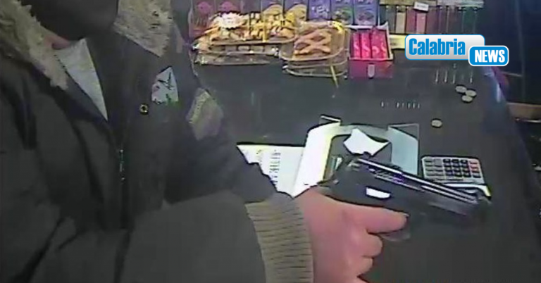 Rossano, tentano rapina in un bar: finanziere fuori servizio interviene e blocca due malviventi
