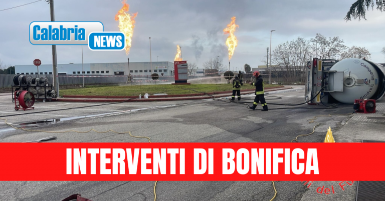 Rende, Vigili del fuoco in attività tutta la notte per il ribaltamento di una cisterna contenente Gpl