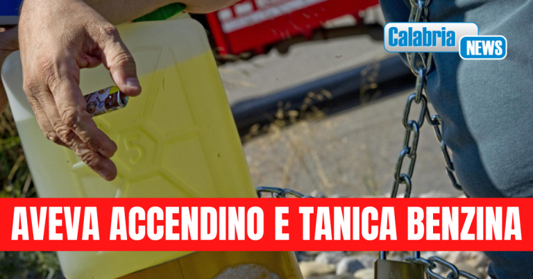 Catanzaro, 68enne sfrattato da casa cerca di darsi fuoco: Polizia interviene e lo salva
