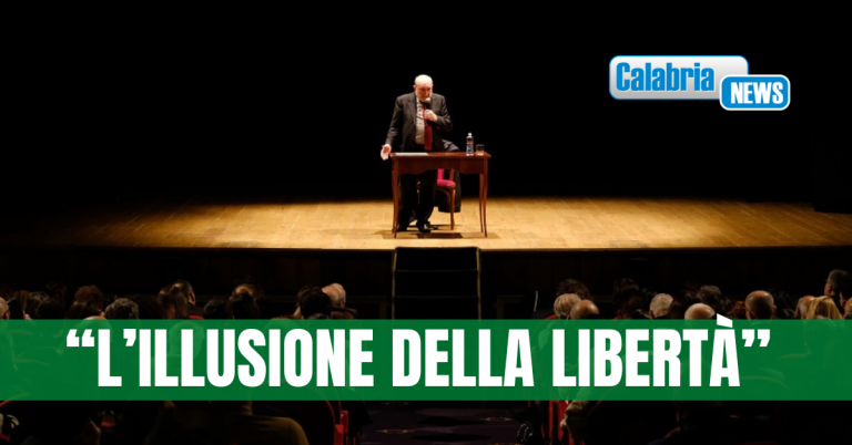 FOTO-Lamezia, sold out e applausi scroscianti per la lectio magistralis di Umberto Galimberti