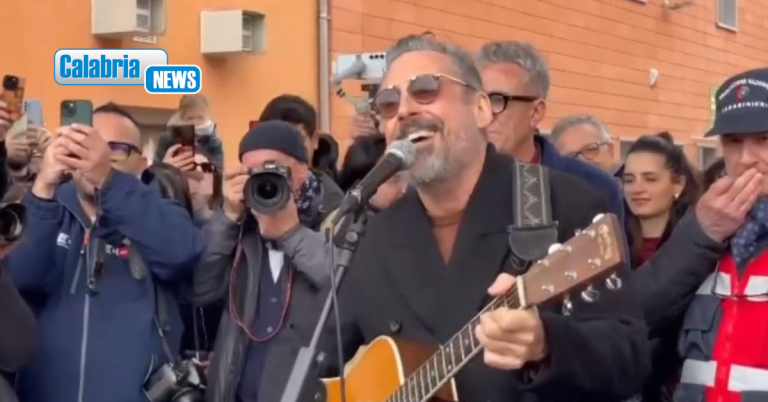 VIDEO-Brunori Sas è tornato in Calabria, conferenza stampa e mini-concerto all’Unical