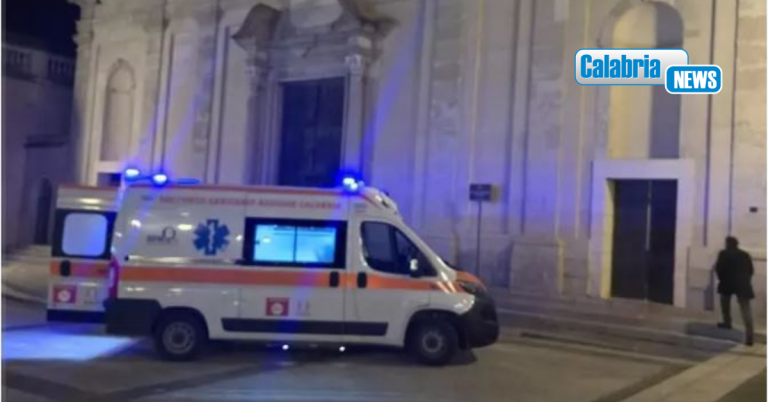 Vibo Valentia, si accascia a terra mentre legge il Vangelo: anziana muore in Duomo