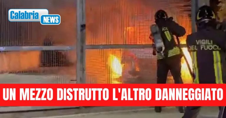 In fiamme 2 Ambulanze di Associazione volontariato a Lamezia Terme