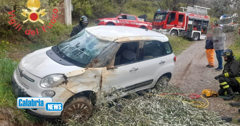 Auto si ribalta oltre la sede stradale: un ferito portato in ospedale a Cosenza