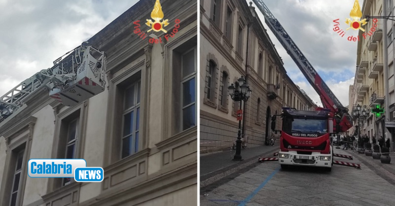VIDEO-Catanzaro, intervento dei Vigili del fuoco per intonaco e cornicioni percolanti del ‘Galluppi’