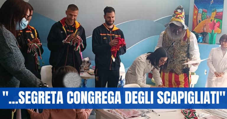 Giangurgolo e i calciatori del Catanzaro incontrano i piccoli pazienti dell’Oncoematologia Pediatrica