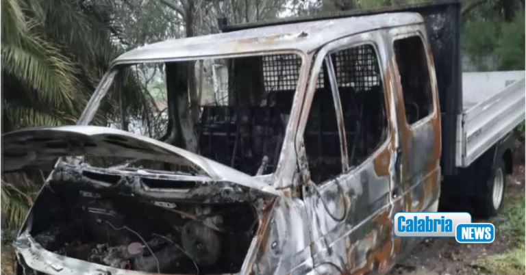 Cassano, incendiati due furgoni ai Laghi di Sibari: intimidazione a giovane vivaista