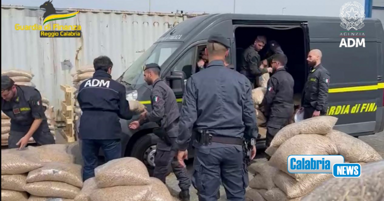 VIDEO-Porto Gioia Tauro, sequestrata una tonnellata di cocaina. Sul mercato avrebbe fruttato 187 milioni