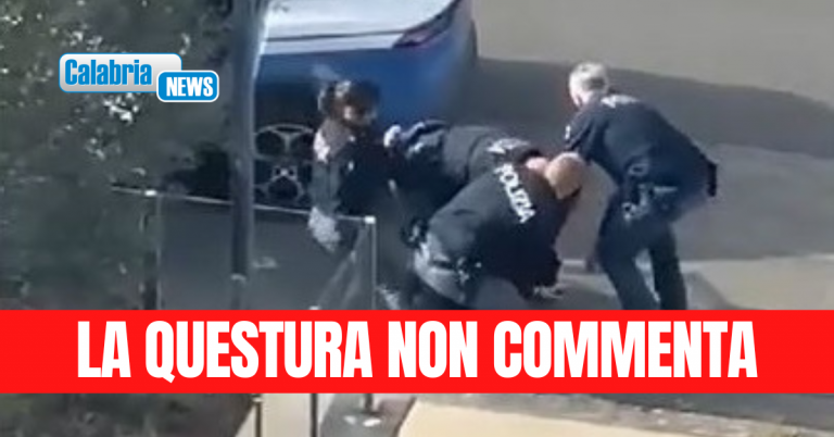 VIDEO-Giornalista d’inchiesta Gabriele Carchidi strattonato e arrestato dalla Polizia: immagini shock